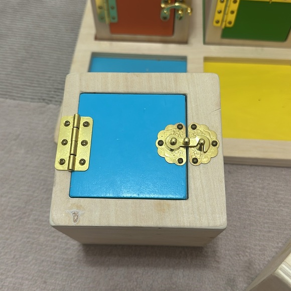 Guidecraft peekaboo lock boxes with storage tray - Picture 8 of 10